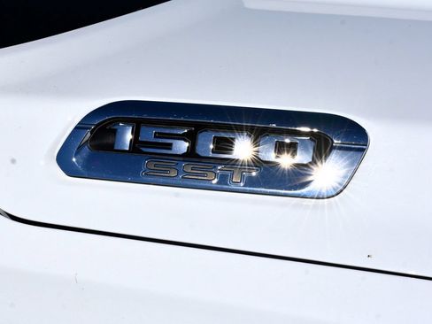 Used 2025 RAM 1500 Laramie AWD/4WD image 9