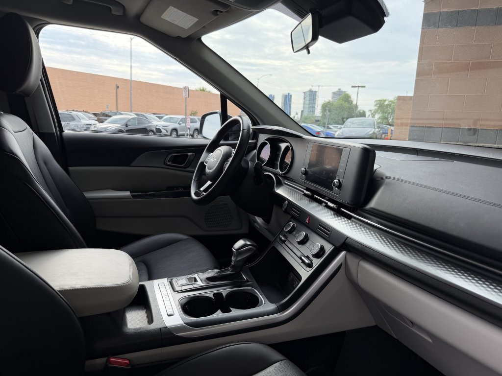 Used 2024 Kia Carnival LX FWD image 42
