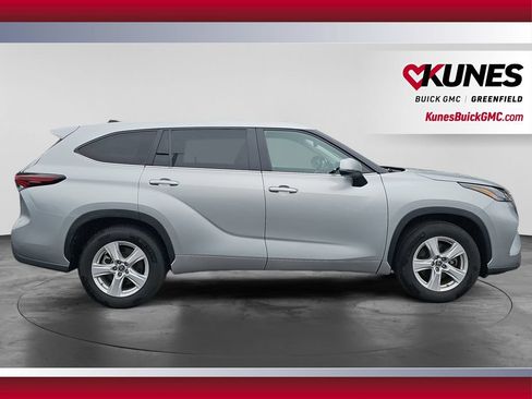 Used 2025 Toyota Highlander LE FWD image 10