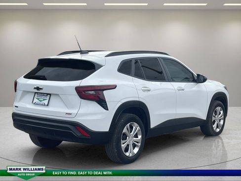 Used 2025 Chevrolet Trax RS FWD image 3