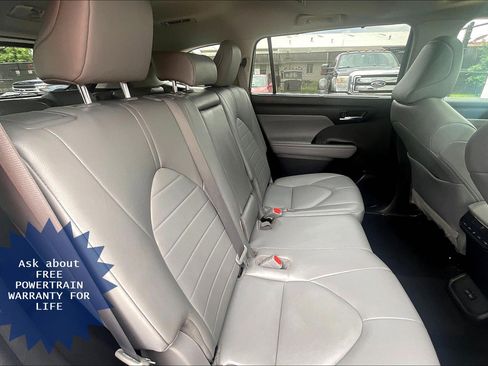 Used 2022 Toyota Highlander XLE AWD/4WD image 32