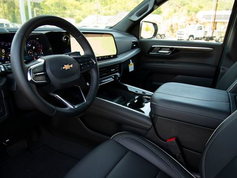 New 2025 Chevrolet Suburban Premier AWD/4WD image 10