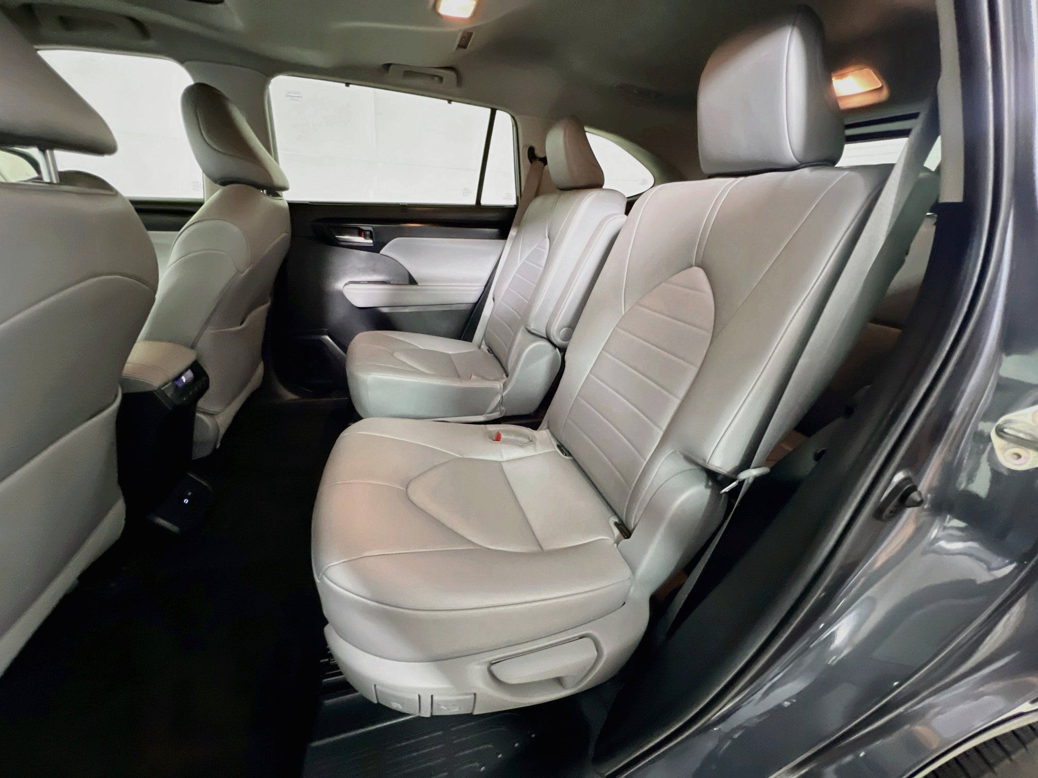 Used 2023 Toyota Highlander XLE FWD image 29