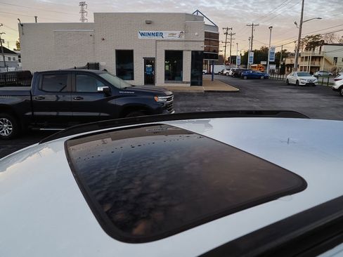 Certified 2025 Chevrolet Trax RS w/ Sunroof Package image 11