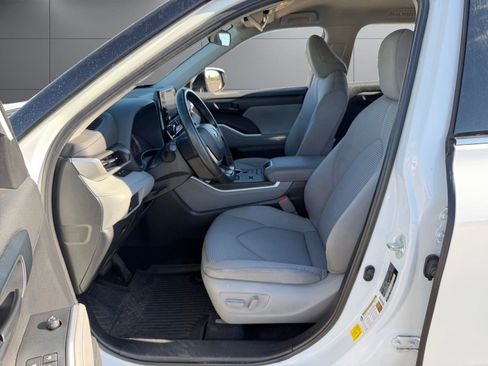 Used 2022 Toyota Highlander LE image 16