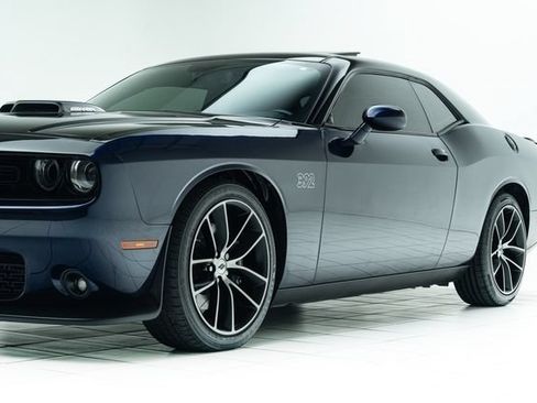 Used 2017 Dodge Challenger R/T Scat Pack RWD image 9