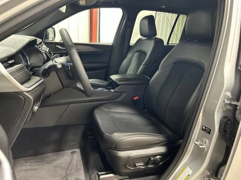Used 2025 Jeep Grand Cherokee Altitude AWD/4WD image 13