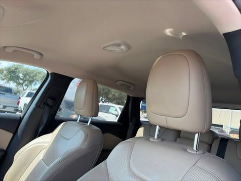 Used 2017 Jeep Cherokee Limited w/ Luxury Group AWD/4WD image 10