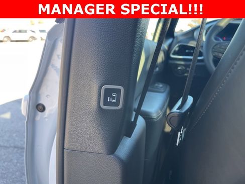 Used 2025 Chrysler Pacifica Limited image 19