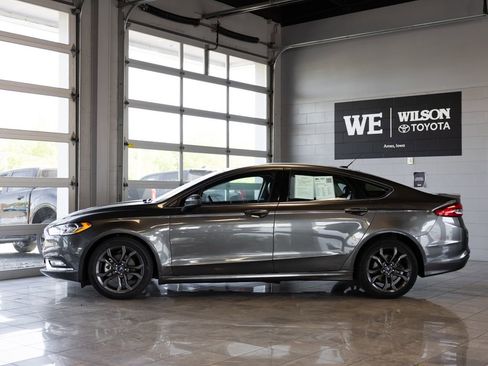 Used 2018 Ford Fusion SE w/ Equipment Group 201A FWD image 1