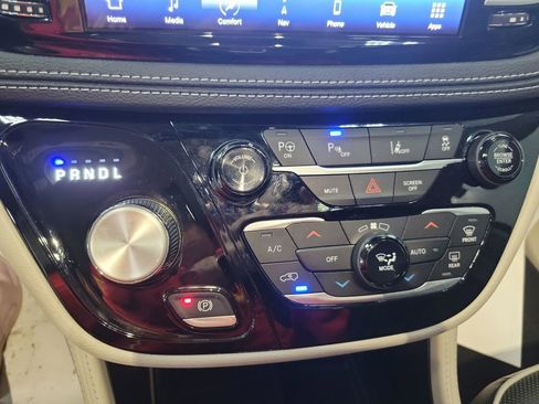 Used 2023 Chrysler Pacifica Limited image 42