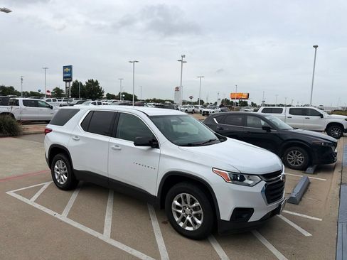 Used 2018 Chevrolet Traverse LS FWD image 1