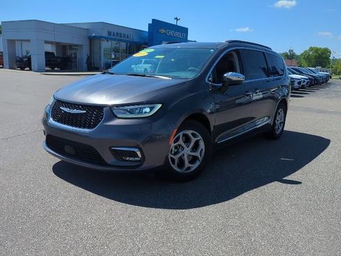 Used 2023 Chrysler Pacifica Limited FWD image 3