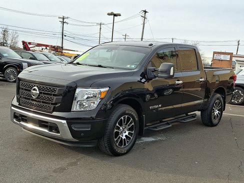 Used 2021 Nissan Titan SV w/ SV Convenience Package image 3