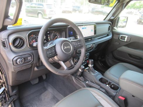 Certified 2025 Jeep Gladiator Mojave w/ Convenience Group AWD/4WD image 20