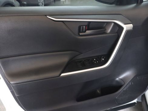 Used 2020 Toyota RAV4 LE FWD image 15