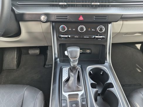 Used 2023 Kia Carnival LX FWD image 20