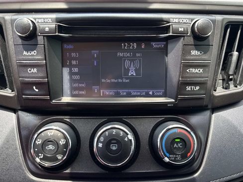 Used 2018 Toyota RAV4 LE FWD image 28