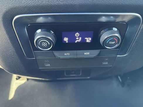 Used 2025 Chevrolet Suburban Z71 image 13