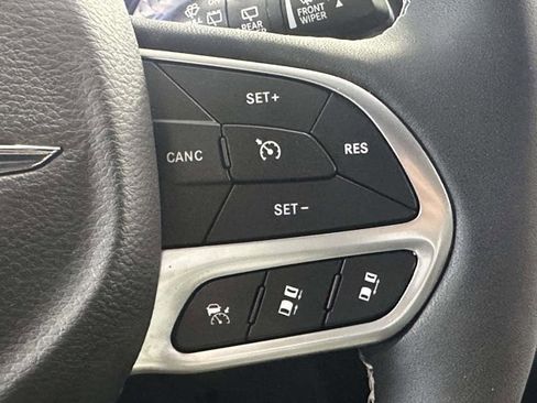 Used 2025 Chrysler Pacifica Select image 28