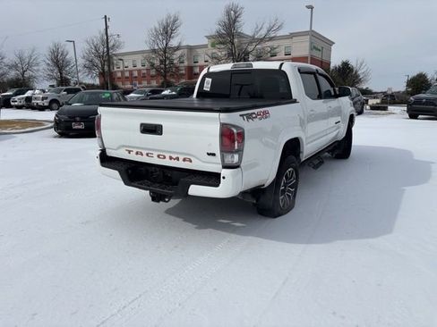 Used 2022 Toyota Tacoma TRD Sport image 3