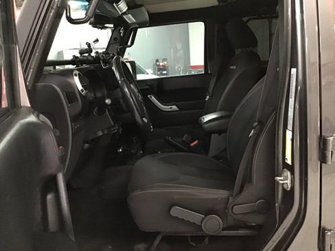 Used 2018 Jeep Wrangler Unlimited Rubicon w/ Connectivity Group AWD/4WD image 11