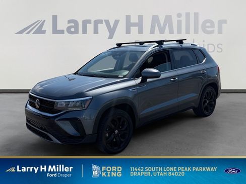 Used 2022 Volkswagen Taos SE w/ Panoramic Sunroof Package AWD/4WD image 1