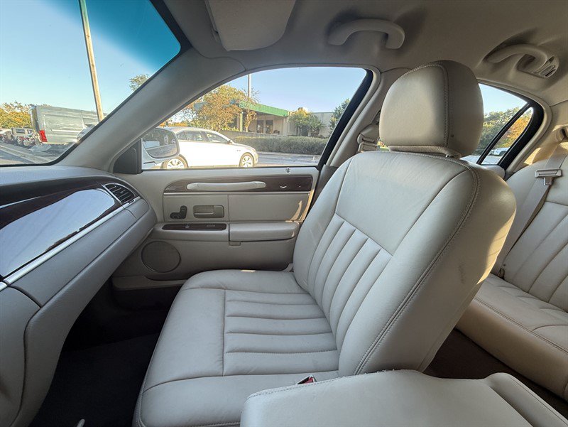 Used 2004 Lincoln Town Car Signature RWD image 23