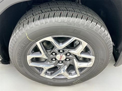 New 2026 GMC Sierra 1500 SLT image 32