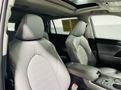Used 2023 Toyota Highlander XLE image 39