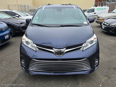Used 2020 Toyota Sienna XLE w/ XLE Navigation Package FWD image 2