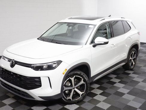 New 2025 Volkswagen Tiguan SE w/ Panoramic Sunroof Package image 2