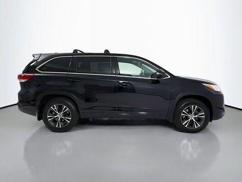 Used 2018 Toyota Highlander Plus AWD/4WD image 8