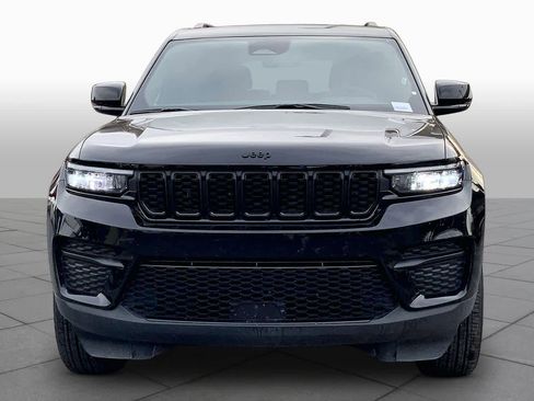 Used 2025 Jeep Grand Cherokee Altitude AWD/4WD image 4
