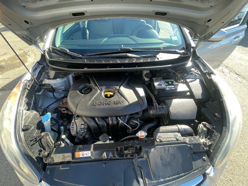 Used 2013 Hyundai Elantra GLS w/ Preferred Pkg image 18