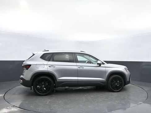 Used 2025 Volkswagen Taos SE FWD image 4