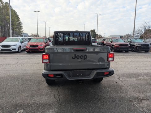 Used 2022 Jeep Gladiator Sport image 2