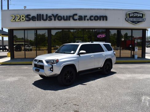 Used 2023 Toyota 4Runner SR5 Premium w/ Moonroof Package RWD image 38