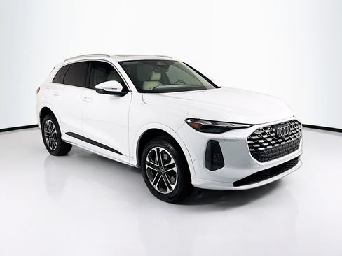 Certified 2025 Audi Q5 Premium AWD/4WD image 3