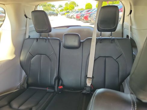 Used 2023 Chrysler Pacifica Touring-L FWD image 12