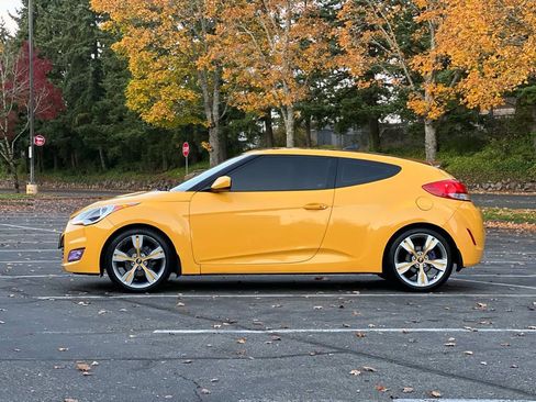 Used 2012 Hyundai Veloster w/ Style Pkg FWD image 2
