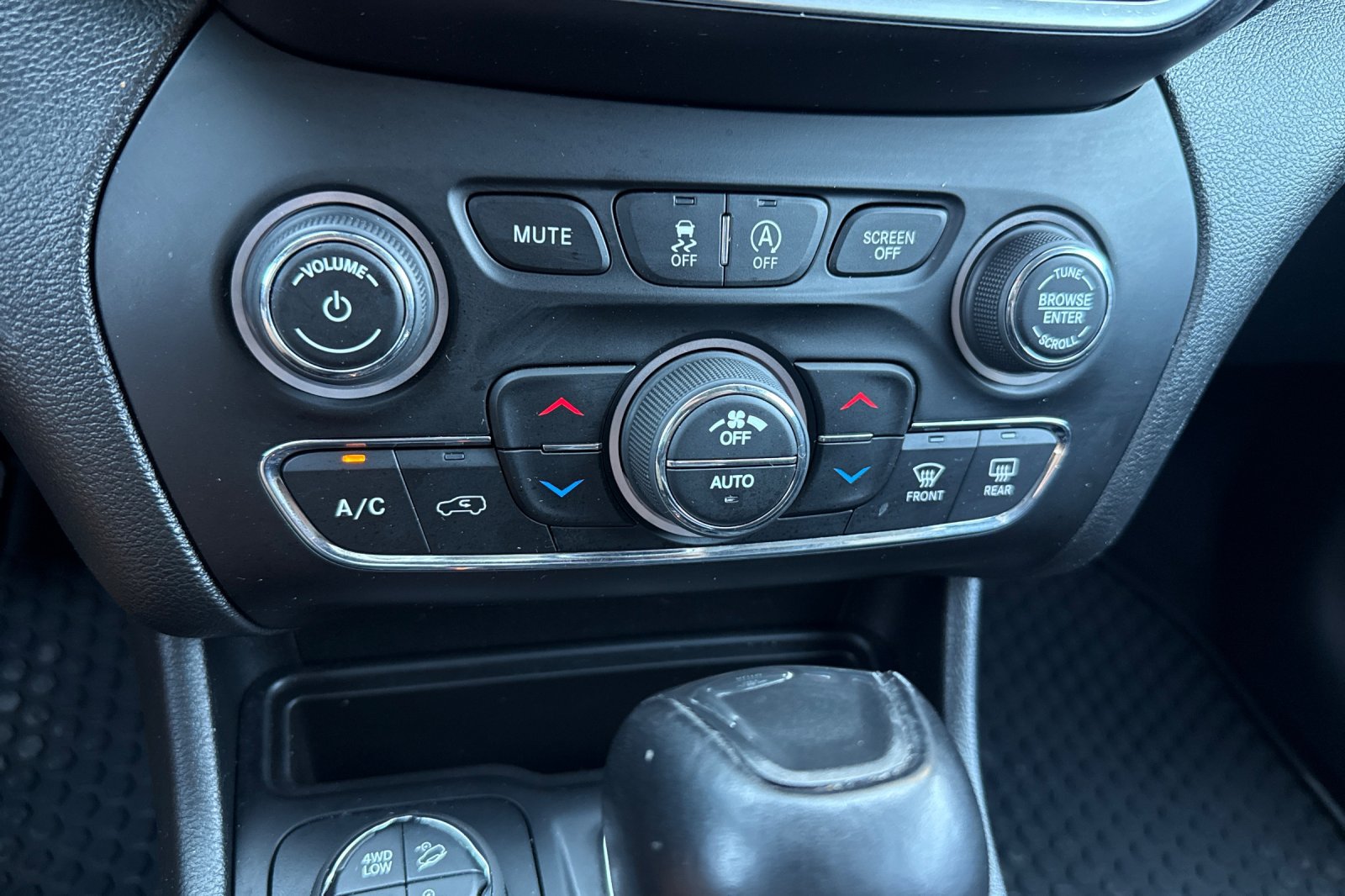 Used 2022 Jeep Cherokee Trailhawk w/ Comfort/Convenience Group AWD/4WD image 27