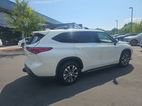 Used 2021 Toyota Highlander XLE AWD/4WD image 5