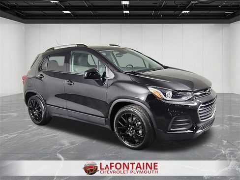 Certified 2022 Chevrolet Trax LT w/ Midnight Edition image 2