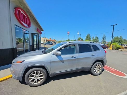 Used 2015 Jeep Cherokee Latitude AWD/4WD image 3