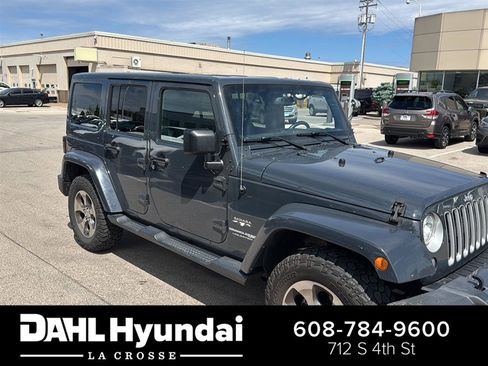 Used 2018 Jeep Wrangler Unlimited Sahara w/ Connectivity Group AWD/4WD image 1