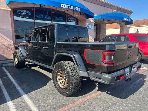 Used 2024 Jeep Gladiator Rubicon w/ Technology Group AWD/4WD image 3