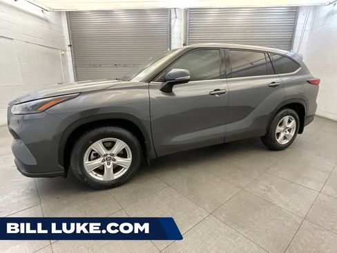 Used 2022 Toyota Highlander LE AWD/4WD image 1