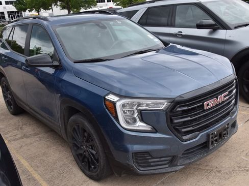 Used 2024 GMC Terrain SLE w/ Driver Convenience Package FWD image 4