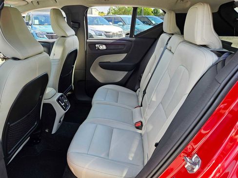 Used 2021 Volvo XC40 T5 Momentum w/ Protection Package Premier image 20